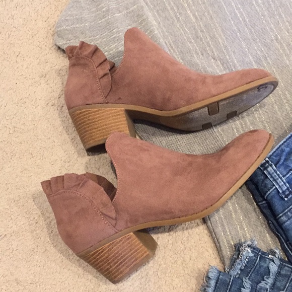 **SOLD**Fergalicious Ruffled Bootie - Picture 1 of 5